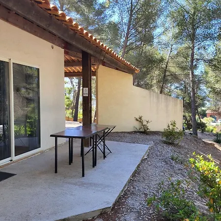 Camping Le Cezanne Montagne Sainte-Victoire Puyloubier Room photo